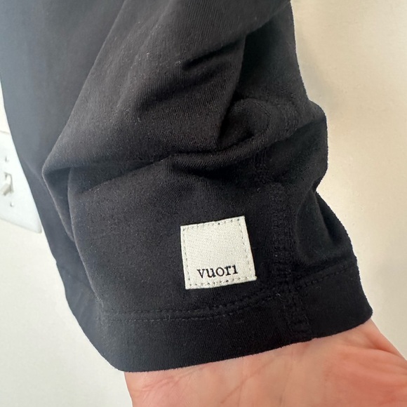 Vuori Black Crop Top Tank - Picture 2 of 3